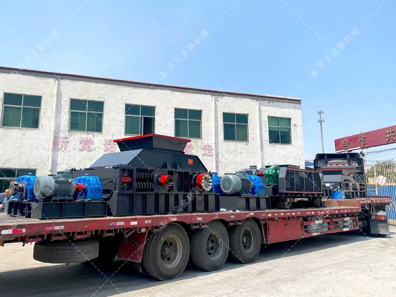 1200*1200雙齒輥破碎機，兩臺900*900軌道移動雙齒輥破碎機發往云南