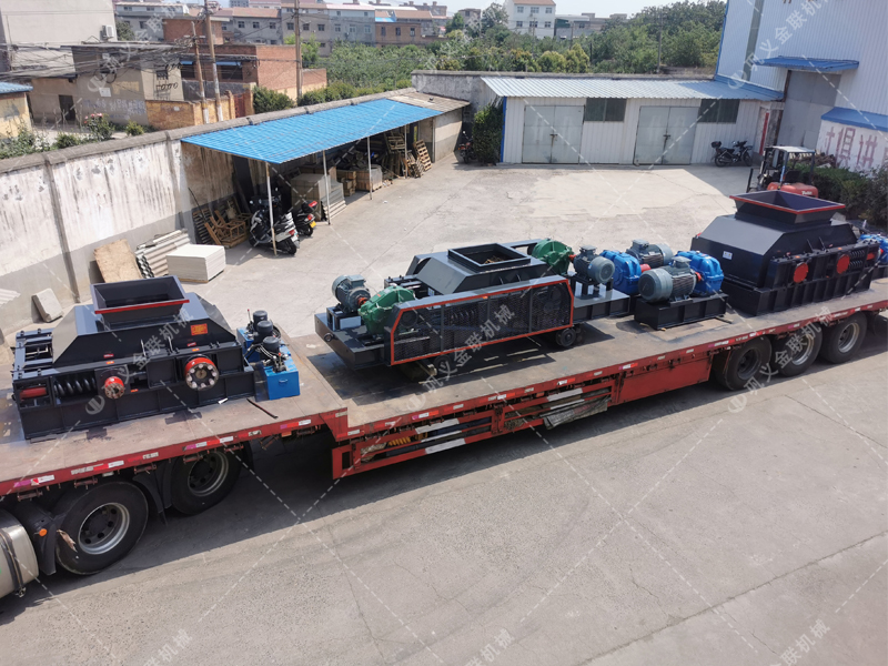 1200*1200雙齒輥破碎機，兩臺900*900軌道移動雙齒輥破碎機發往云南