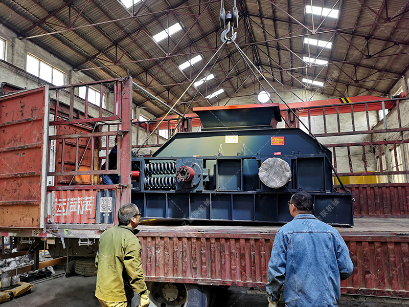 2PG1200x800大型對輥破碎機(jī)設(shè)備發(fā)貨圖片