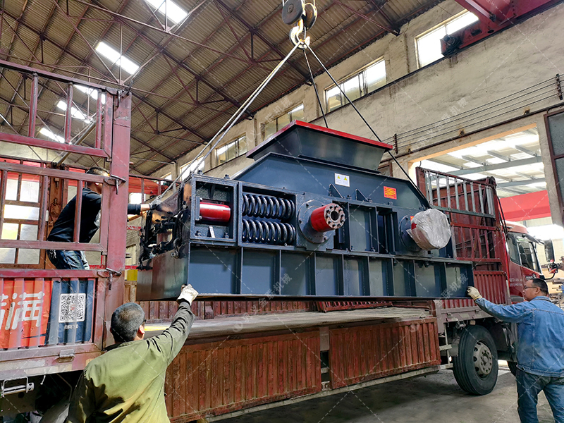 2PG1200x800大型對輥破碎機(jī)設(shè)備發(fā)貨圖片