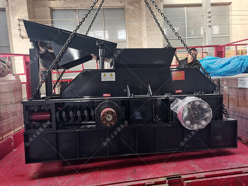 對輥式鵝卵石制砂機發往貴州貴陽