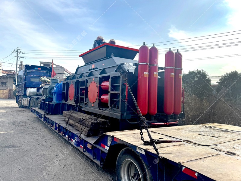 時(shí)產(chǎn)120噸液壓對(duì)輥制砂機(jī)——打造高能效的生產(chǎn)典范